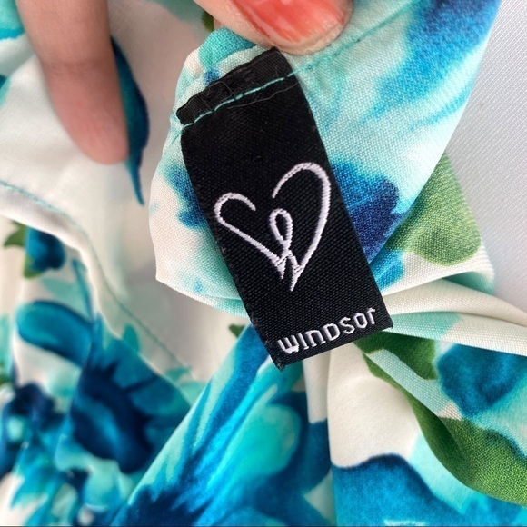 Tropical floral shorts romper Size Small - Picture 11 of 13